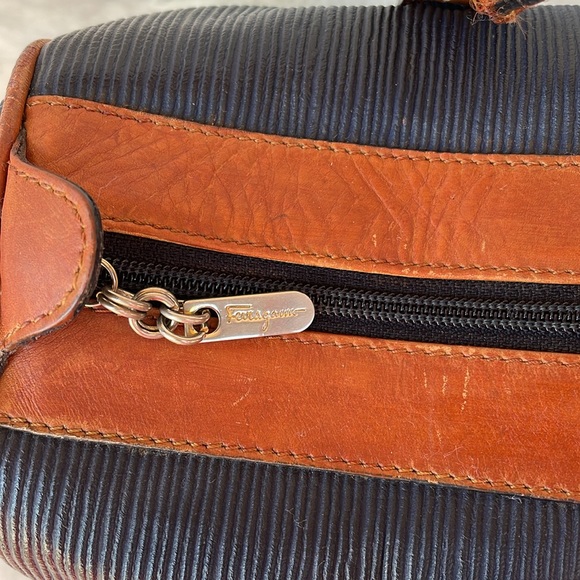 GUC, auth SALVATORE  FERRAGAMO NAVY BLUE VINTAGE BAG, made in Italy - Picture 9 of 16